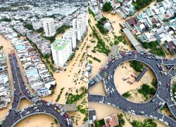 Biển nước ngập lụt Tây Nha Trang, vòng xoay Ngọc Hội thành nơi 'cứu' ô tô