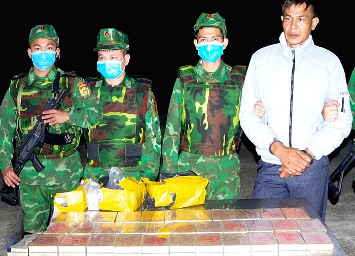 Biên phòng mật phục, khống chế kẻ vận chuyển thuê 32 bánh heroin
