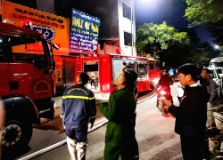 Cảnh sát giải cứu 5 người trong căn nhà cháy ở Hà Nội