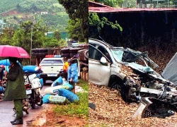 Container lật đè bẹp ôtô, ba người trọng thương
