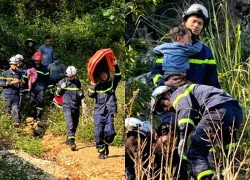 Hai cháu bé rơi xuống hố sâu ở Hà Nội