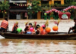 Hội An ngập lụt, du khách vẫn đổ về tham quan, ngồi thuyền ngắm phố cổ