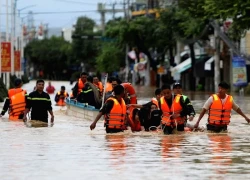 Lũ kỷ lục trên hai sông ở miền Trung, ngập lụt lan rộng tại 6 tỉnh thành