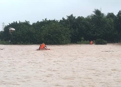 Ngập lụt khắp nơi ở Khánh Hoà, cảnh sát vượt dòng nước xiết để cứu dân