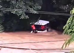 Nghi vấn lật ca nô cứu hộ trên dòng lũ chảy xiết