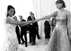Taylor Swift nắm tay Selena Gomez đầy xúc động tại đám cưới