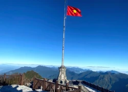 [Ảnh] Du khách thích thú khi băng tuyết phủ trắng đỉnh Fansipan