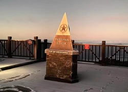 Băng tuyết phủ kín Fansipan, du khách tranh thủ check-in trước khi cáp treo dừng hoạt động