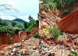 Cận cảnh đường đứt gãy tạo hố sâu 35m, cả thôn ở Quảng Ngãi bị chia cắt