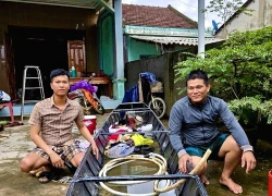 Căn nhà giúp 60 người tránh lũ và chuyện của 2 thanh niên chèo xuồng đến tê tay cứu hàng xóm1