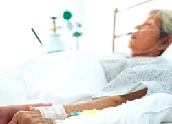 Có lương hưu nhưng vẫn lao lực làm thêm vì con: Nằm viện 20 ngày khiến cụ bà tỉnh ngộ