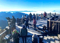 Đỉnh Fansipan xuất hiện băng giá