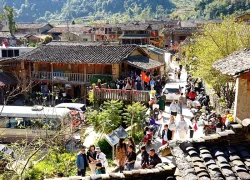 Du khách đông nghịt tại Lô Lô Chải, xếp hàng cả tiếng để chụp ảnh ngày cuối tuần