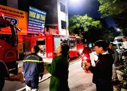 Giải cứu 5 người mắc kẹt trong vụ cháy nhà 5 tầng tại Hà Nội