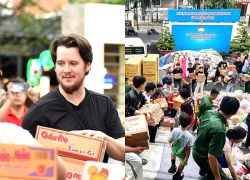 Khách nước ngoài tất bật cùng người dân TPHCM chuyển đồ cứu trợ miền Trung