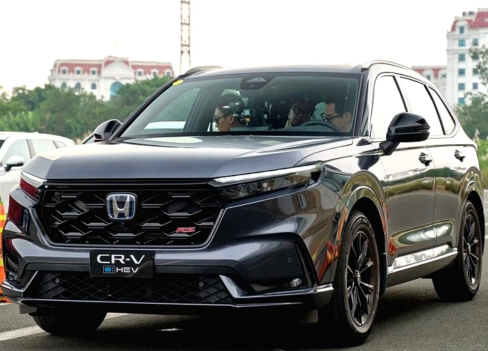 Honda CR-V e:HEV RS đội giá trước thềm lắp ráp trong nước