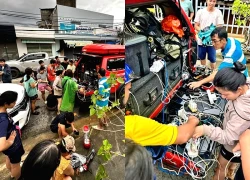 Người đàn ông chạy xe từ TP. Hồ Chí Minh vào Nha Trang để người dân vùng lũ sạc nhờ điện thoại