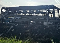 Xe khách cháy trơ khung trên cao tốc Thành phố Hồ Chí Minh-Trung Lương