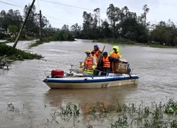 Xót xa hình ảnh CSGT vượt lũ, chở quan tài để kịp mai táng cho cháu bé