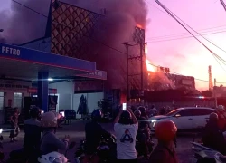 Cháy quán karaoke cạnh cây xăng ở Đồng Nai