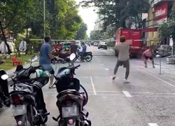 Công an làm việc với nhóm người giăng lưới đánh cầu lông giữa đường ở TPHCM