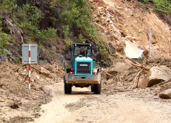 Đèo Khánh Lê có 42 điểm sạt lở, hơn 104.000 m đất đá tràn xuống đường