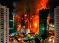 Hàng trăm người bất lực chờ phép màu giữa thảm kịch cháy chung cư Hong Kong (Trung Quốc)
