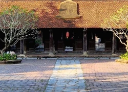 Kỳ lạ ngôi chùa có chuông vàng gắn trên mái ngói