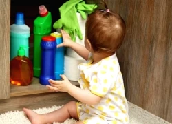 Người trông trẻ bất cẩn để bé 2 tuổi uống chất tẩy rửa, tử vong
