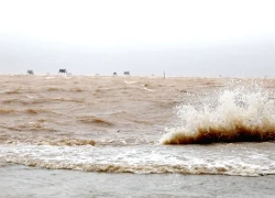 Tin bão số 15 mới nhất: Gió giật cấp 15, 'có thể lật úp tàu thuyền'