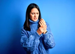 6 cách tự nhiên giúp giảm bùng phát viêm khớp khi trời lạnh