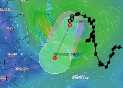 Áp thấp nhiệt đới còn quanh quẩn trên Biển Đông, miền Trung bắt đầu mưa lớn