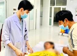 Sườn núi trơn trượt, xe công nông lật khiến 13 người bị thương