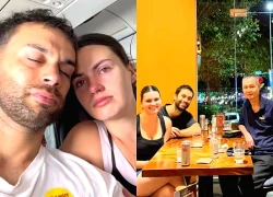 Cặp đôi khách Australia ôm nhau khóc trên chuyến bay rời Đà Nẵng