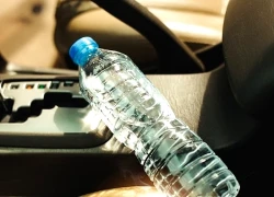 Chai nước suối khiến chủ chiếc Hyundai phải trả gần 12.000 USD tiền sửa xe