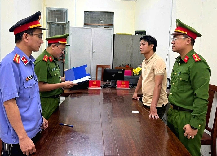 Chỉ đạo nhân viên khai thác khoáng sản trái phép, giám đốc bị bắt