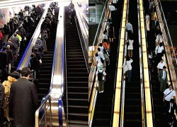 Ra tòa vì đi bộ ngược chiều thang cuốn