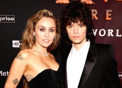 Miley Cyrus đính hôn với bạn trai kém tuổi