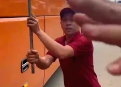 Phụ xe khách cầm gậy sắt dọa đánh người đi đường ở TPHCM