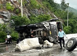 Xe tải lật trên đường Nha Trang đi Cam Ranh