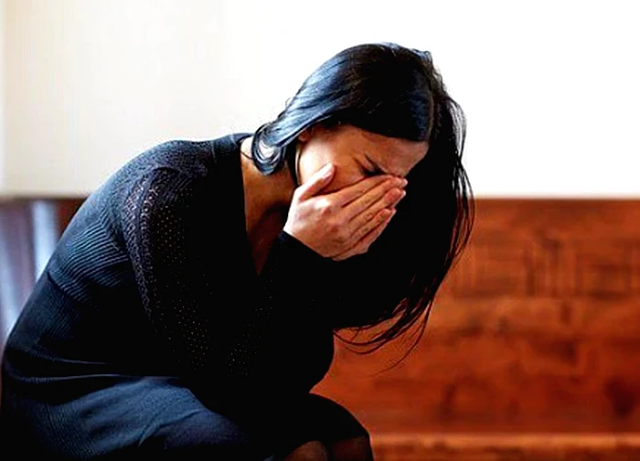 Xin về sớm vì con ốm, đến nhà tôi hoảng hồn với cảnh tượng trước mắt, mẹ chồng vô tư bảo "sợ nó cúm A nên mẹ ngủ riêng"