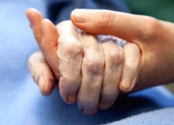 Bố mẹ ly hôn 15 năm, quyết định của mẹ khiến tôi lặng người khi bố ung thư