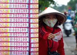 "Ôm" 37 vé số ế giúp người bán, người phụ nữ trúng hết: Hé lộ tiền thưởng lớn