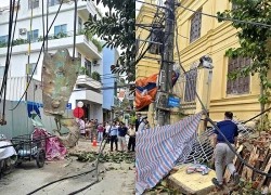 Cần cẩu bất ngờ gãy đổ giữa trung tâm Đà Nẵng