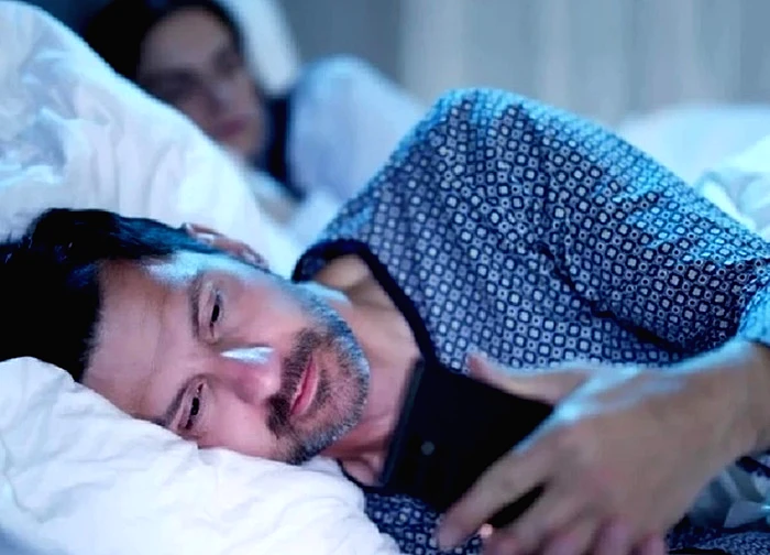 Ly hôn vì chồng mải mê "thả tim" ảnh gợi cảm của phụ nữ lạ trên mạng