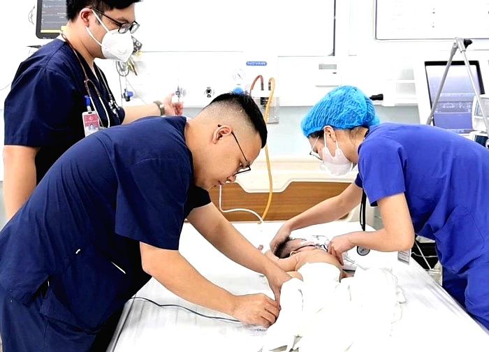 Cấp cứu kịp thời bé gái 02 tháng tuổi suy hô hấp, viêm phổi nặng do RSV