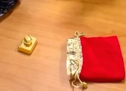 Khởi tố người phụ nữ buôn lậu 13 lượng vàng