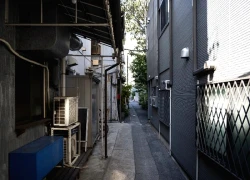 Mua nhà 5 tỷ, vợ chồng trẻ nổi da gà với hành động mỗi sáng của hàng xóm