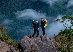 Ngắm Kỳ Quan San mùa lá đỏ, biển mây dày phủ kín đỉnh núi Tây Bắc