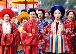 Nét căng: Dàn nam thanh, nữ tú mặc cổ phục Việt "đi đám cưới" ở Hồ Hoàn Kiếm